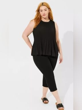 torrid Black Pleated Sleeveless Top with Black Capri Leggings